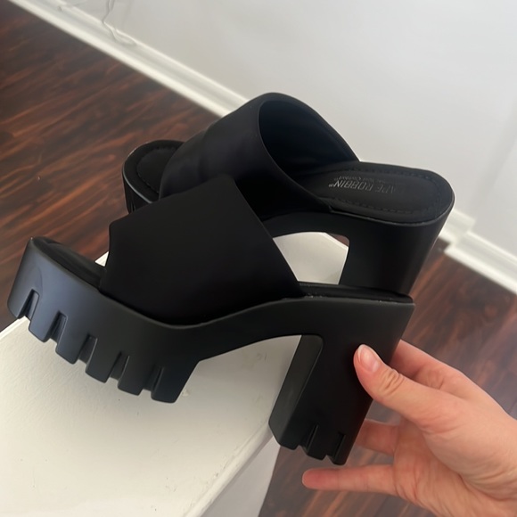 Size 7 black chunky heels - Picture 3 of 5